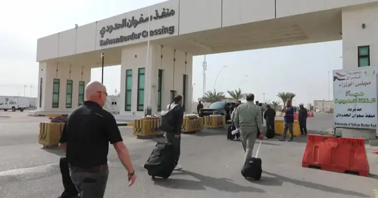 হ্যালিবার্টনের কর্মীরা সাফওয়ান সীমান্ত দিয়ে কুয়েতে প্রবেশ করছে